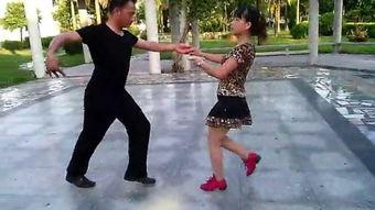 欧美情侣公园跳舞视频,甜蜜舞姿诠释爱情旋律