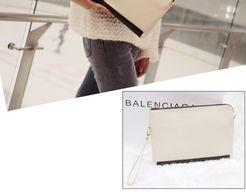 美女拿包欧美视频